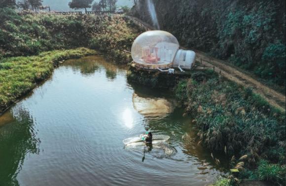 天琴座流星雨浪漫來(Come)襲！住進星空民宿，與Ta一(one)起去看流星雨